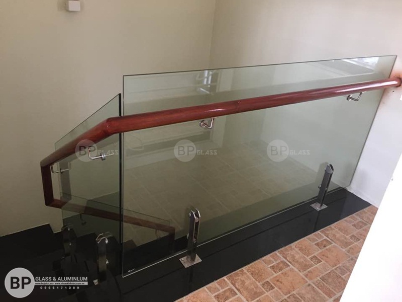 Cầu thang kính cường lực trụ thấp nhà anh Hậu Mậu Lương